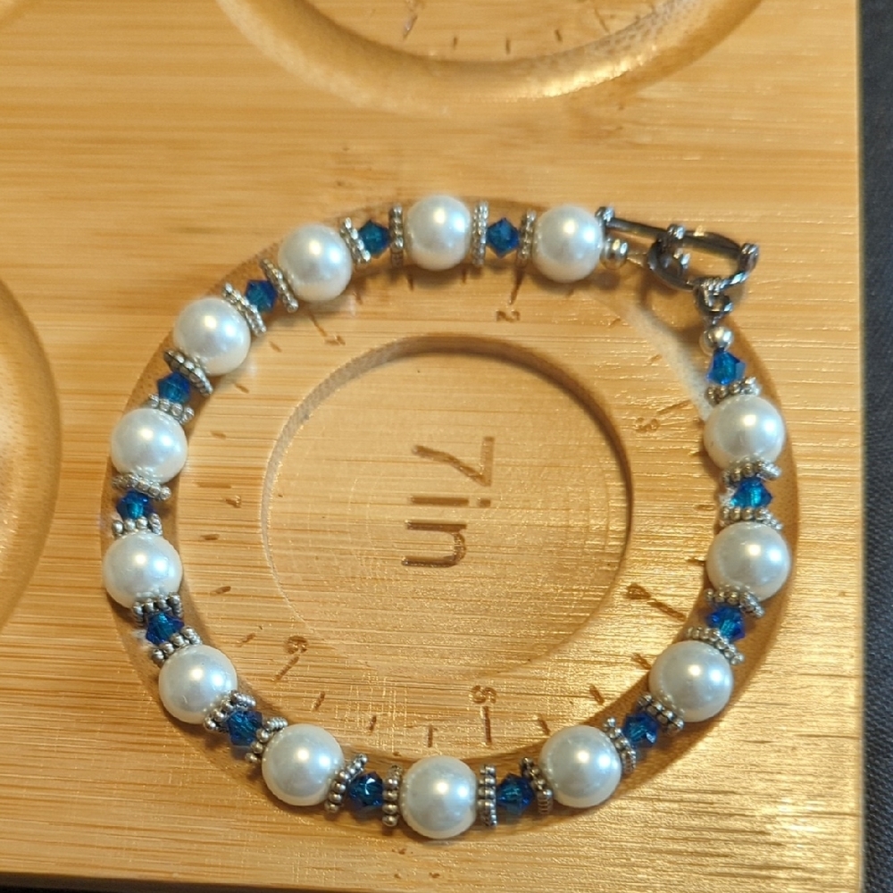 Elegant Blue and White Beaded Bracelet - Picture 4 of 4
